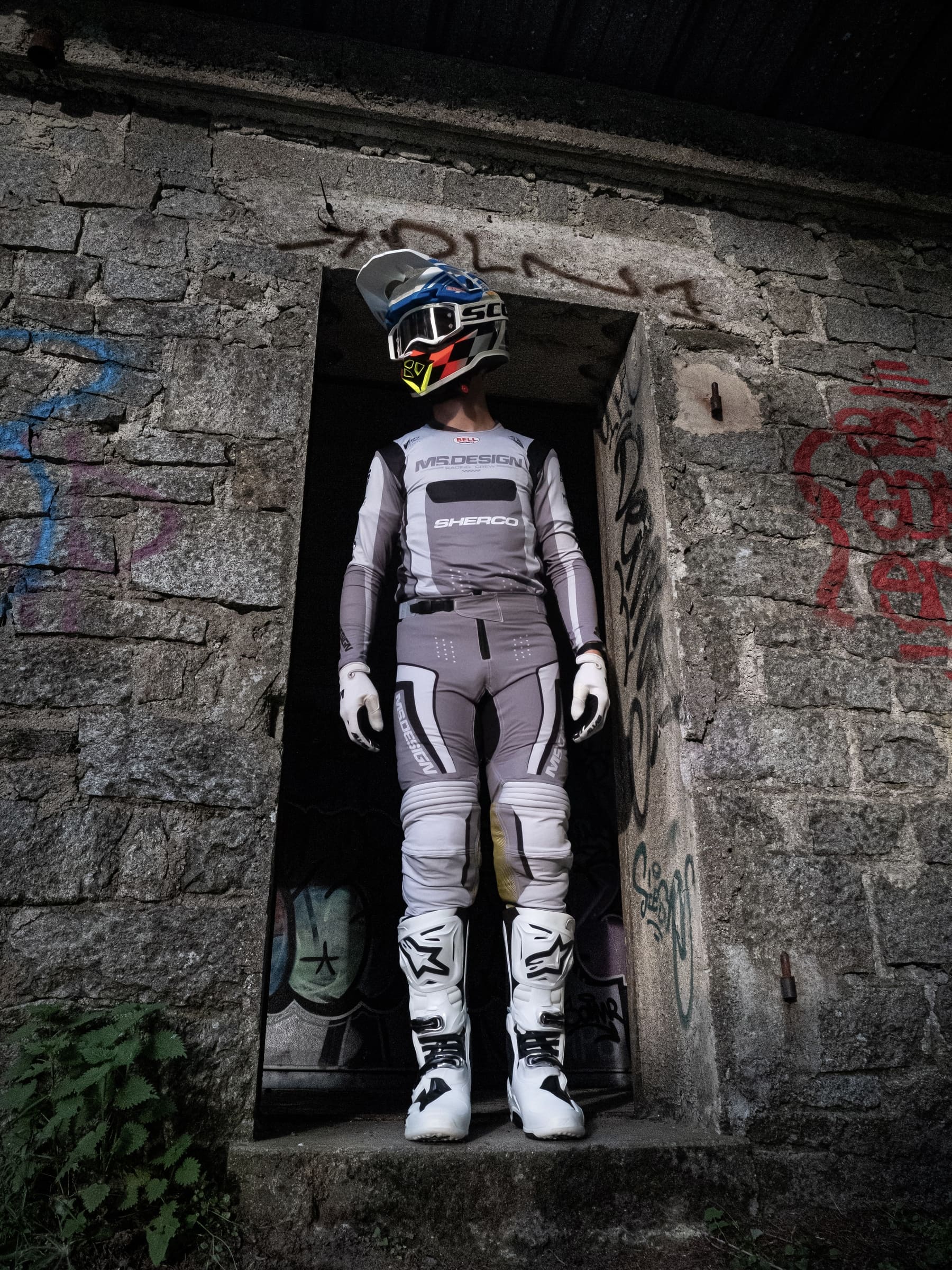 Pilote en tenue moto MS.DESIGN